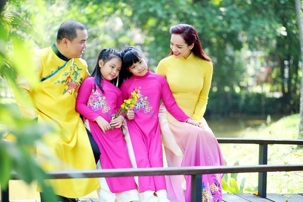 Vợ chồng Minh Khang - Thúy Hạnh cùng hai cô công chúa nhỏ.