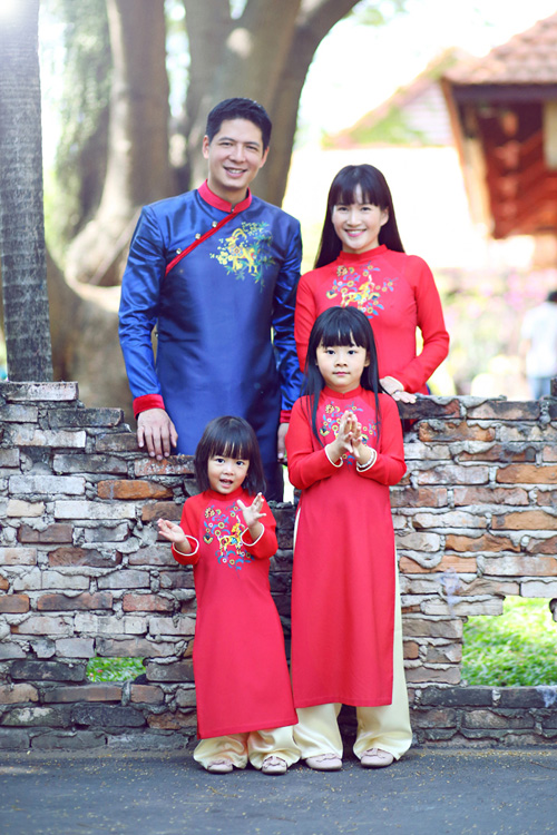 Vợ chồng Bình Minh – Anh Thơ cùng 2 con gái diện áo dài rựa rỡ xuống phố.