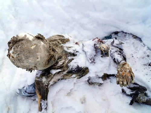 Kinh hãi phát hiện 2 xác ướp khi leo núi