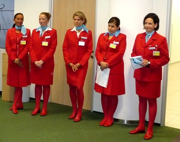 Đồng phục hãng Austrian Airlines, Úc: Màu đỏ từ đầu tới chân tiếp viên dễ khiến người nhìn thấy nhức mắt.