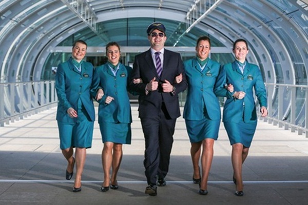 Đồng phục hãng Aer Lingus Airlines, Ireland: Ngoài màu sắc không được đẹp, chiếc áo khoác ngoài đã che mất toàn bộ những nét duyên dáng của các nữ tiếp viên.