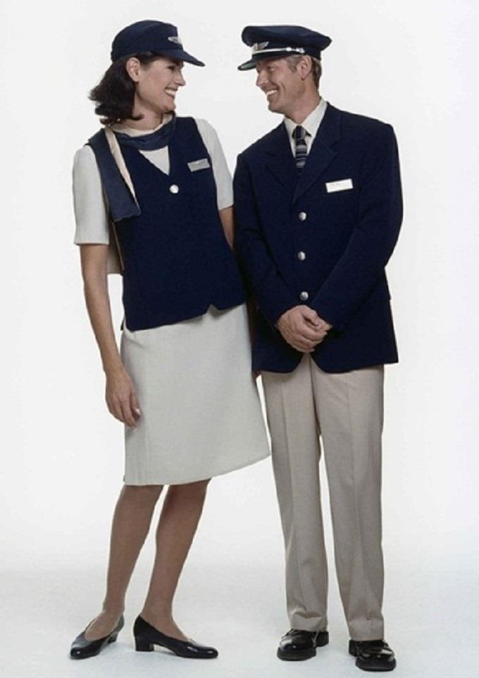 Đồng phục hãng SAS Airlines, bán đảo Scandinavia: Thiết kế này không được hiện đại và duyên dáng cho lắm. Nhiều người bình luận rằng đồng phục của hãng giống như trang phục của nhân viên sân golf ở thập niên 80.