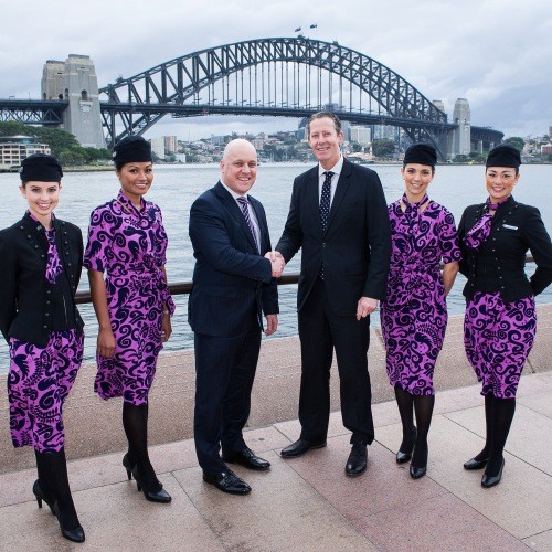 Đồng phục hãng Air New Zealand, New Zealand: Đồng phục cho nữ tiếp viên của hãng giống váy đi chơi hơn là trang phục làm việc. Bộ đồng phục này không có chút gì là thanh lịch và chuyên nghiệp cả.