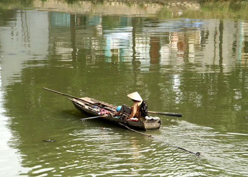 Mẹ bơi xuồng nhặt ve chai trên dòng kênh Nhiêu Lộc - Thị Nghè.