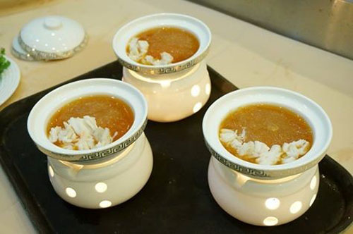 Một khay 3 bát súp cua dành cho giới đại gia trong dịp 8/3 có giá 3,6 triệu đồng.