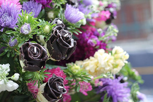 Theo thông tin từ cửa hàng thực hiện, bình hoa được kết từ 200 bông hồng Tornado phủ chocolate tươi cùng hơn 500 bông hoa hiếm các loại nhập khẩu từ Hà Lan.