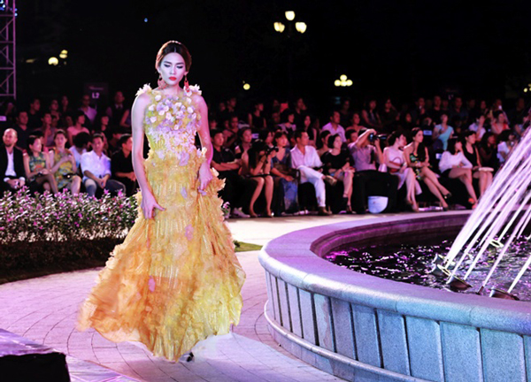 Bộ váy này có giá tương đương bộ váy hoa thật của Hoàng Thùy Linh.