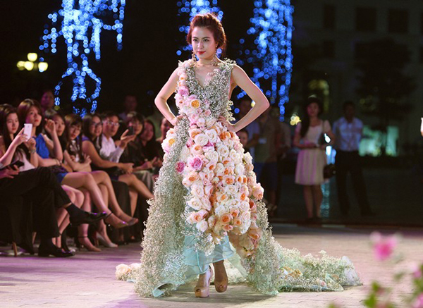 Không sở hữu chiều cao chuẩn người mẫu nhưng Hoàng Thùy Linh từng được chọn làm vedette trong show diễn của Lý Qúy Khánh.
