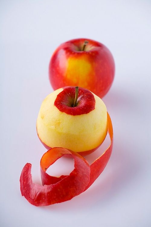 Vỏ táo bao gồm chủ yếu là cellulose, có tác dụng thanh lọc cơ thể khỏi chất độc. Đây cũng là bộ phận chứa pectin một chất giúp hệ tiêu hóa hoạt động ổn định và làm giảm mức độ cholesterol có hại.
