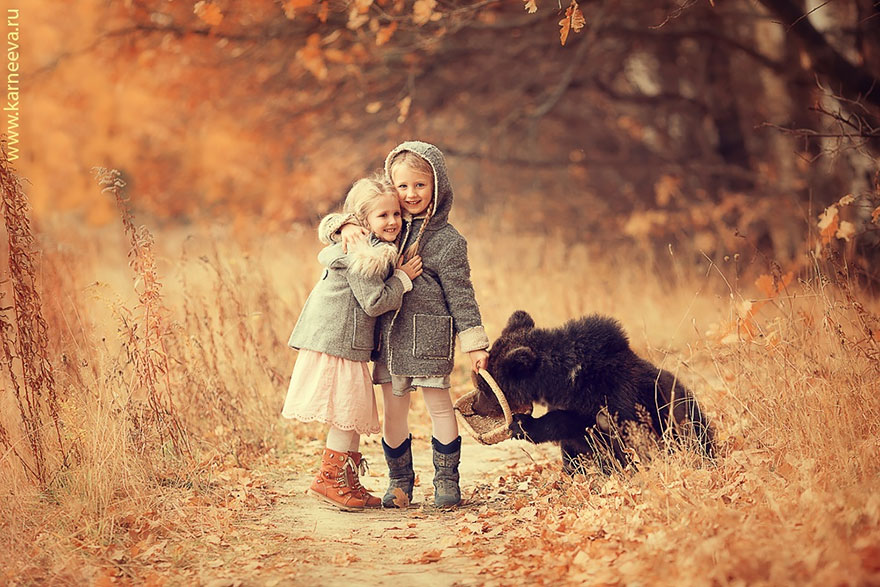 Gấu đen đáng sợ bỗng dưng trở thành bạn đáng yêu của các bé gái.