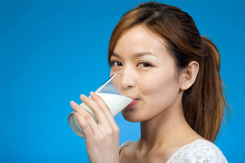 Uống sữa có thể giúp mang lại độ pH bị mất do tiêu thụ thực phẩm và đồ uống có đường.