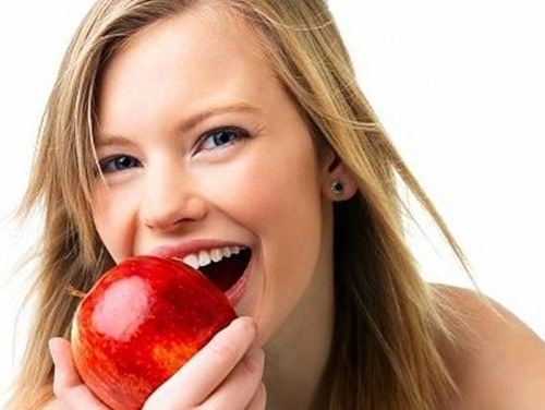 Ăn một quả táo mỗi ngày có tác dụng phòng chống sâu răng. Táo là loại trái cây tươi chứa hàm lượng đường thấp, có thể kích thích dòng chảy nước bọt, mà nước bọt giúp giảm sâu răng.
