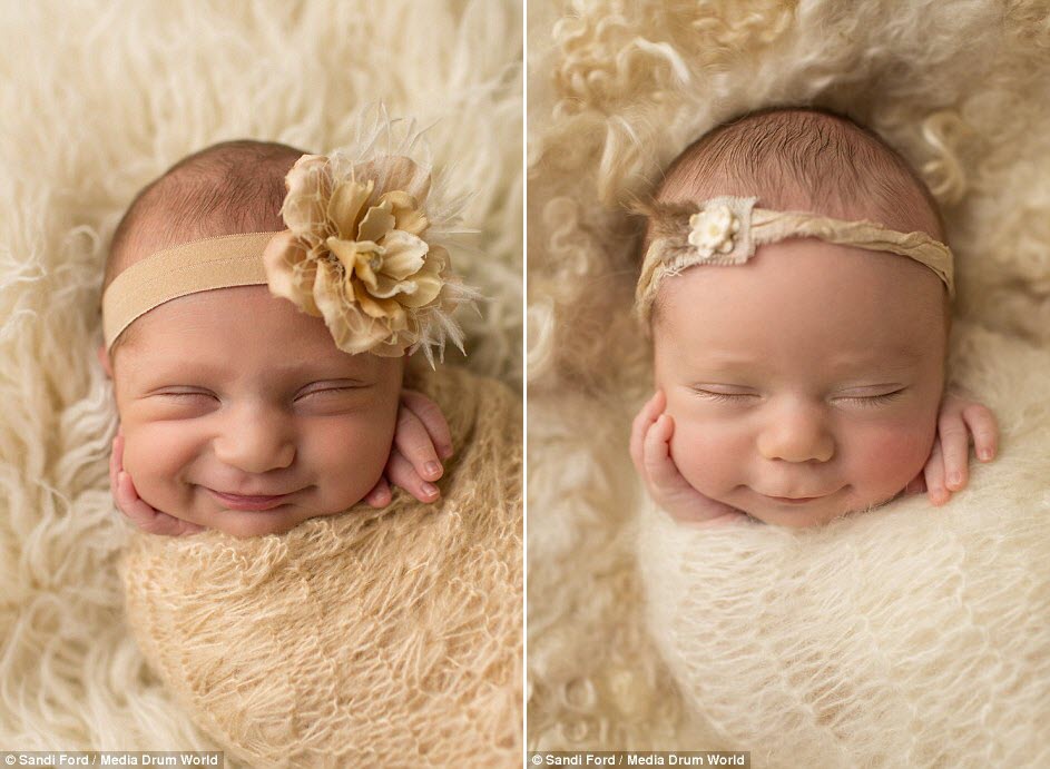 Trong bộ ảnh công bố mới đây, cô Sandi đã ghi lại những khoảnh khắc các bé cười trong khi ngủ trông rất hồn nhiên và đáng yêu.