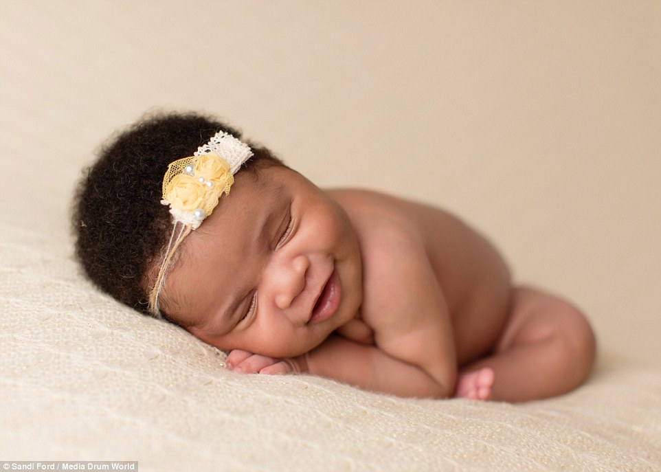 Nhiếp ảnh gia người Anh thường thêm những phụ kiện như chiếc khăn bịt đầu cho em bé này để tăng sự sinh động cho bức ảnh.