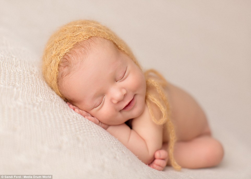 Nhiều em bé trong bộ ảnh của cô Sandi chỉ mới vài ngày tuổi và các bé ngủ phần lớn thời gian trong ngày.