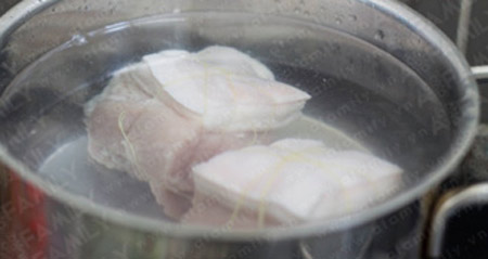 Thêm nước lạnh khi đang luộc thịt hoặc hầm xương làm chúng lâu chín hơn lại mất đi mùi vị.
