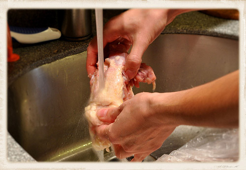 Rã đông thịt sai cách - rã đông ở nhiệt độ phòng, vi khuẩn sẽ dễ dàng xâm nhập và làm thịt bị biến chất.