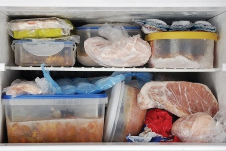 Để thịt sống trong tủ lạnh quá lâu - với thịt gia súc, gia cầm và hải sản, USDA khuyến cáo không nên để lạnh quá hai ngày.