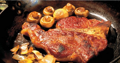 Chiên thịt xông khói trong chảo nóng - thịt xông khói khi tiếp xúc với nhiệt độ cao của dầu ăn dễ dàng sinh ra độc tố gây ung thư.