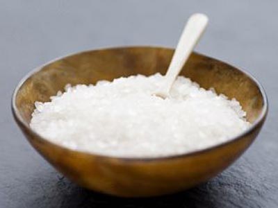 Lạm dụng muối khi nấu ăn - Chúng ta đều biết muối loại gia vị cần thiết để làm cho món ăn ngon hơn nhưng nếu sử dụng quá nhiều thì lại không hề tốt cho sức khỏe.