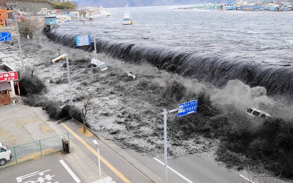 Thảm họa kép ngày 11/3/2011 bắt đầu bằng một trận động đất mạnh 9 độ richter - mức kỷ lục trong lịch sử, tâm chấn ở khu vực Đông Bắc Thủ đô Tokyo.