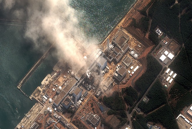 Hơi nước chứa phóng xạ bốc lên từ lò phản ứng bị nổ tại nhà máy điện hạt nhân Fukushima Daiichi số 1 của Nhật Bản sau thảm họa.