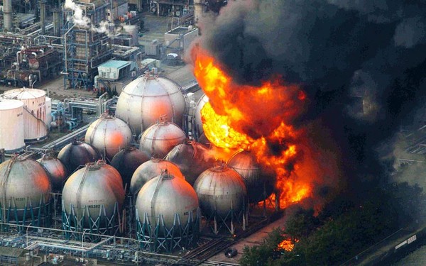 Một vụ nổ lớn đã xảy ra ở khu khai thác dầu mỏ tại thành phố China, sau khi trận động đất kinh hoàng tấn công Nhật Bản.