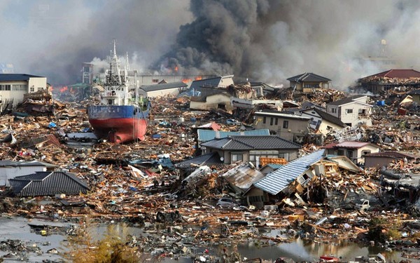 Số người thiệt mạng trong thảm họa động đất và sóng thần tính đến ngày 10/2/2015 là 15.890 người.