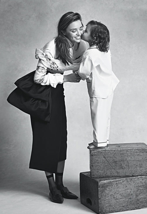 Flynn Bloom hôn mẹ cực tình cảm trong một bộ ảnh Miranda chụp cho tạp chí Vogue