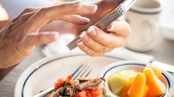Vừa ăn vừa dùng điện thoại - sẽ làm phân tán khả năng chú ý, ảnh hưởng đến sự ngon miệng; tiếp theo là ảnh hưởng đến sự tiết axit dạ dày và tiết enzyme, khiến cho thức ăn không thể tiêu hóa hoàn toàn.