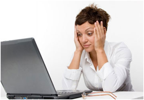 Dùng máy tính liên tục trong hơn ba giờ đồng hồ khiến cho cơ thể cảm thấy mệt mỏi, đau vai, đau lưng, mỏi mắt.