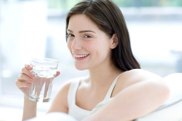 Uống nhiều nước: đây là phương pháp được bác sĩ khuyên dùng vì là phương pháp đơn giản giúp đẩy sỏi ra ngoài đồng thời ngăn ngừa hình thành sỏi trong thận, Bạn nên uống 2-3 lít nước trong ngày.