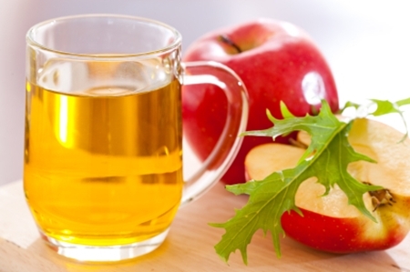 Giấm táo: Pha loãng một hoặc hai bảng thìa giấm táo với một ít nước và uống hàng ngày, giúp tan sỏi thận và giúp bài tiết qua nước tiểu mà không có bất kỳ đau đớn.