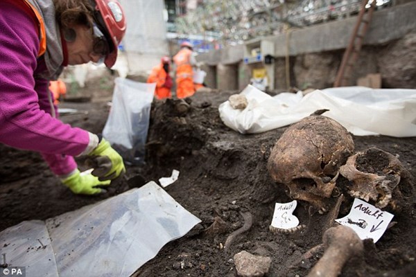 Trong quá trình xây dựng phía đông của hệ thống đường sắt Crossrail tại thủ đô London, Anh, người ta đã phát hiện ra một khu mộ tập thể cổ xưa với hơn 3.000 hài cốt.