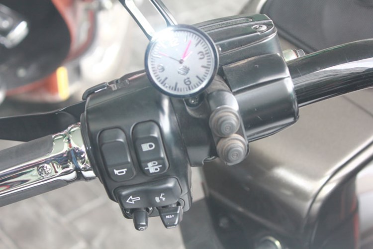 Đồng hồ kim cách điệu của Harley-Davidson được trang bị ngay bên cạnh tay lái trái của xe, bên cạnh đó là hệ thống phím điều khiển thông minh.