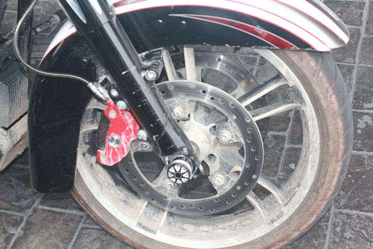 Harley-Davidson CVO Road Glide Ultra với Hệ thống phanh liên kết Reflex với ABS (Hệ thống chống bó phanh), các chốt được thiết kế kiểu một chạm, phuộc nhún 49mm.