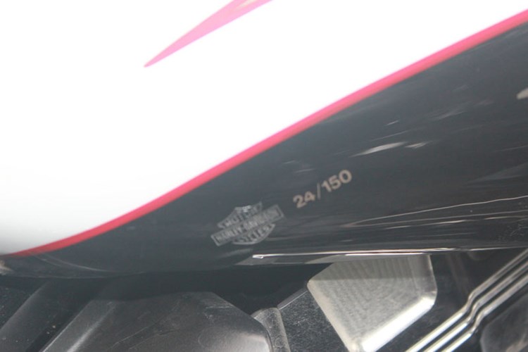 Mã số 24/150 được đánh dấu khá kín đáo phía dưới bình xăng của xe. Nó thể hiện cho sự có mặt của chiếc xe thứ 24 trong 150 chiếc Road Glide Special 2015 phiên bản giới hạn trên toàn thế giới.