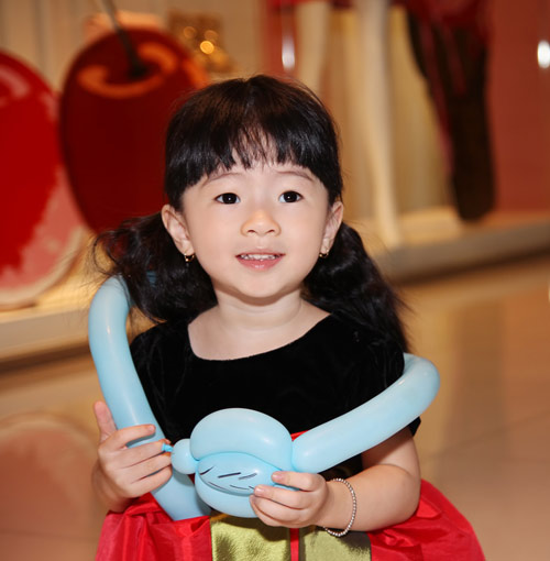 Bé Dâu là tên thân mật của con gái Thanh Thảo, tên thật là Thảo Chi. Bé năm nay đã 5 tuổi và rất thích múa hát. Cô bé thừa hưởng từ mẹ làn da trắng và đôi mắt sáng ngời.