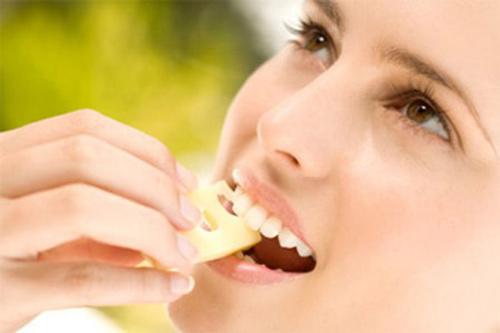 Kẹo cao su - các hóa chất phụ gia thực phẩm như chất chống oxy hóa trong kẹo cao su cũng sẽ có tác động tiêu cực đối với sức khỏe người tiêu dùng.