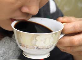 Cà phê - nếu muốn tinh thần 'khỏe mạnh' để chuẩn bị cho một cuộc 'vui' lãng mạn bên người bạn đời của mình, bạn nên hạn chế lượng cà phê trong khẩu phần của mình lẫn 'đối tác'.