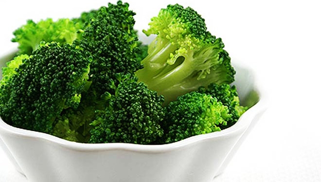 Bông cải xanh - chứa một loại đường được gọi là raffinose, cơ thể chúng ta không thể tiêu hóa được loại đường này cho nên khi đi đến ruột, vi khuẩn sẽ lên men đường và thải ra khí metan có mùi khó chịu.