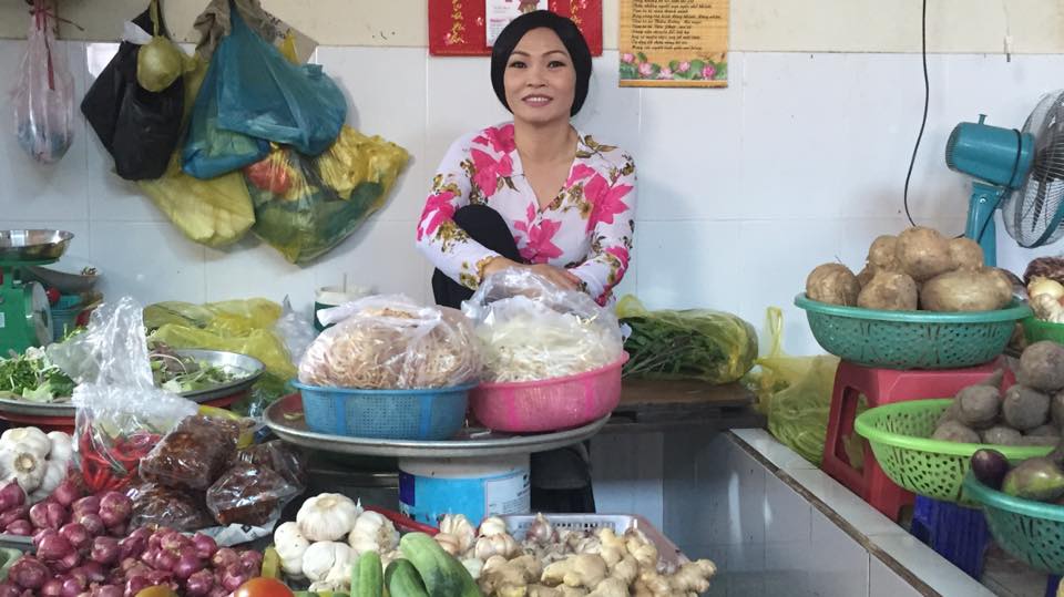 Phương Thanh bán rau ngoài chợ trong phim mới.