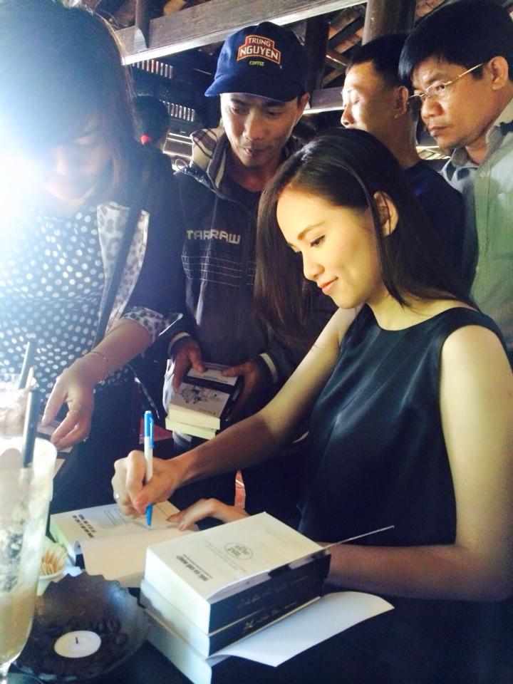 Hoa hậu Diễm Hương kí tặng hơn 500 chữ ký trong buổi giao lưu với thanh niên ở Tây Nguyên.