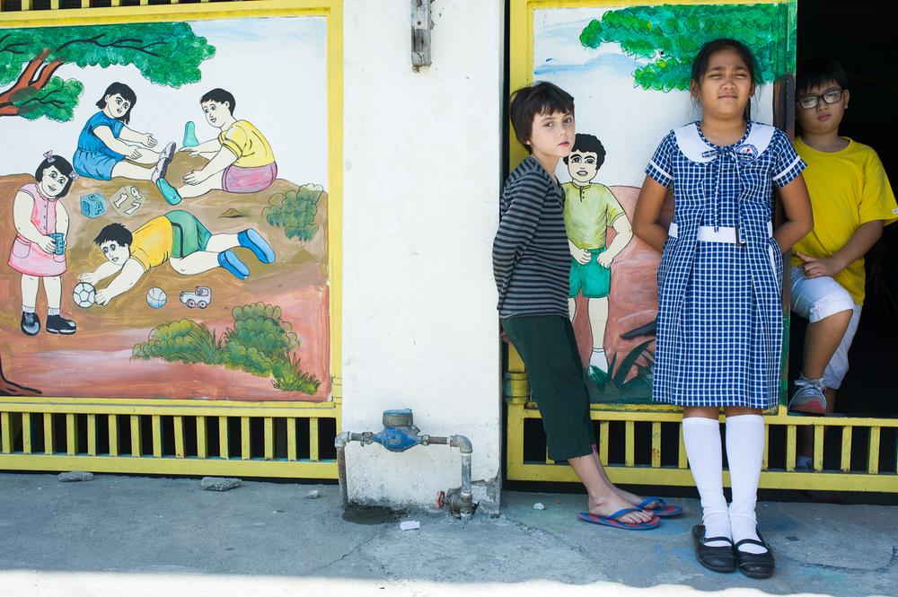 Peter và các bạn cùng lớp đứng bên ngoài lớp học gần nhà cậu ở Balibago. Cậu là 4 trong 50 học sinh ở trường tiểu học tư thục này có bố là người Australia.
