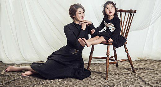 Hyun Young chia sẻ những khoảnh khắc dễ thương của hai mẹ con trên tạp chí Bnt và thu hút sự chú ý của khán giả.