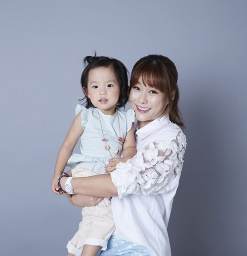 Hyun Young và con gái khoe sắc trước ống kính.