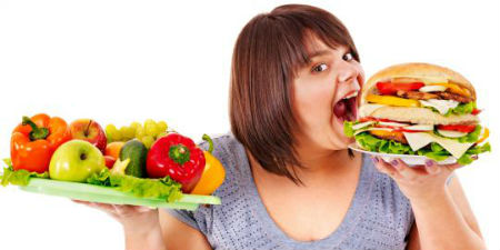 Ăn nhiều là thói quen không tốt khiến cho bạn dễ  tăng cân, béo phì và là thủ phạm làm tăng bệnh tim. Để giảm bệnh nên tránh ăn nhiều, tránh xa đồ uống có gas, nhiều đường nhiều phụ gia độc hại.