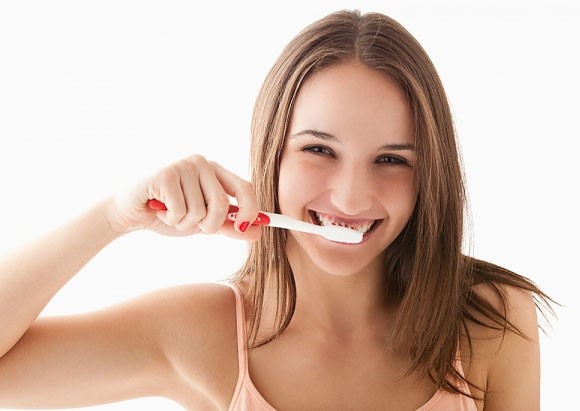 Không chăm sóc sức khỏe răng miệng - Chăm sóc răng miệng bảo vệ bạn khỏi vi khuẩn gây nhiễm trùng trong miệng có thể xâm nhập vào trái tim. Vì vậy, hãy duy trì vệ sinh răng miệng thích hợp cho một trái tim khỏe mạnh.