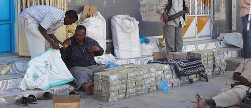 Giữa thành phố Hergeisa (Somaliland) có một khu chợ chuyên đổi tiền đã mọc lên nhiều năm. Nơi đây đáp ứng mọi nhu cầu đổi từ đồng nội tệ sang ngoại tệ.