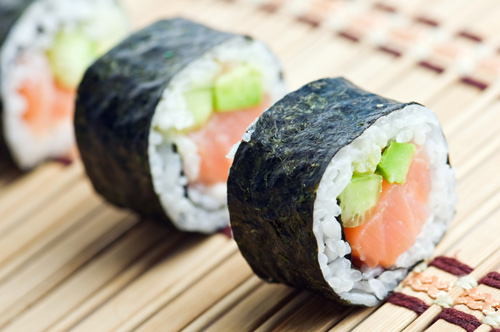 Sushi - các nhà khoa học đã tìm ra, khi kết hợp món này với rượu vang đỏ có thể làm sẽ làm dậy mùi tanh của rong biển và cá ngừ, gây ra hiện tượng nôn ói. Vì thế khi uống rượu bia không nên ăn loại gỏi sống này.